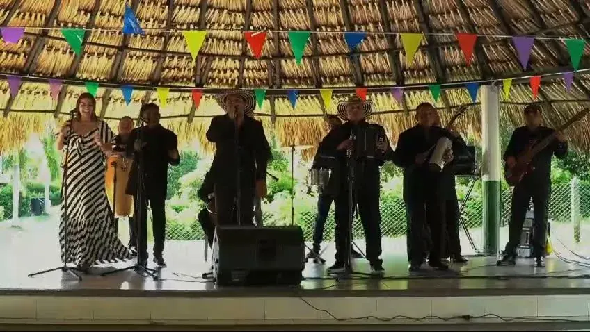 Detalle audiovisual de la firma durante una boda